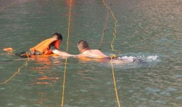 在江边徒手抓鱼爆料视频,网友徒手抓鱼，视频爆火网络