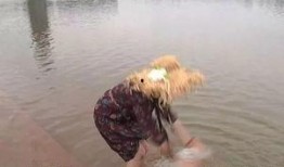 在江边徒手抓鱼爆料视频,网友徒手抓鱼，视频爆火网络