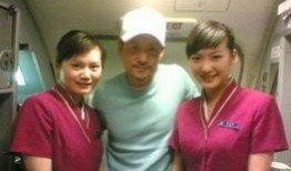 爆料成龙的空姐是谁啊视频,成龙神秘空姐身份曝光，网友热议