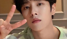 赵露思背景娱乐圈爆料,从青涩少女到当红小花，背后的故事与成长