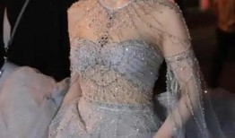 娱乐圈爆料女戴口罩,神秘女戴口罩引发热议，身份之谜引众猜疑